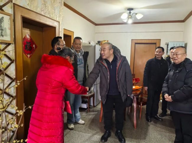 李仰景慰问昊华鸿鹤困难党员及一线职工